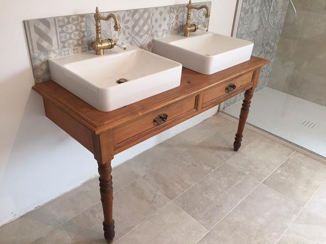 Double vasque sur meuble ancien, robinetterie laiton