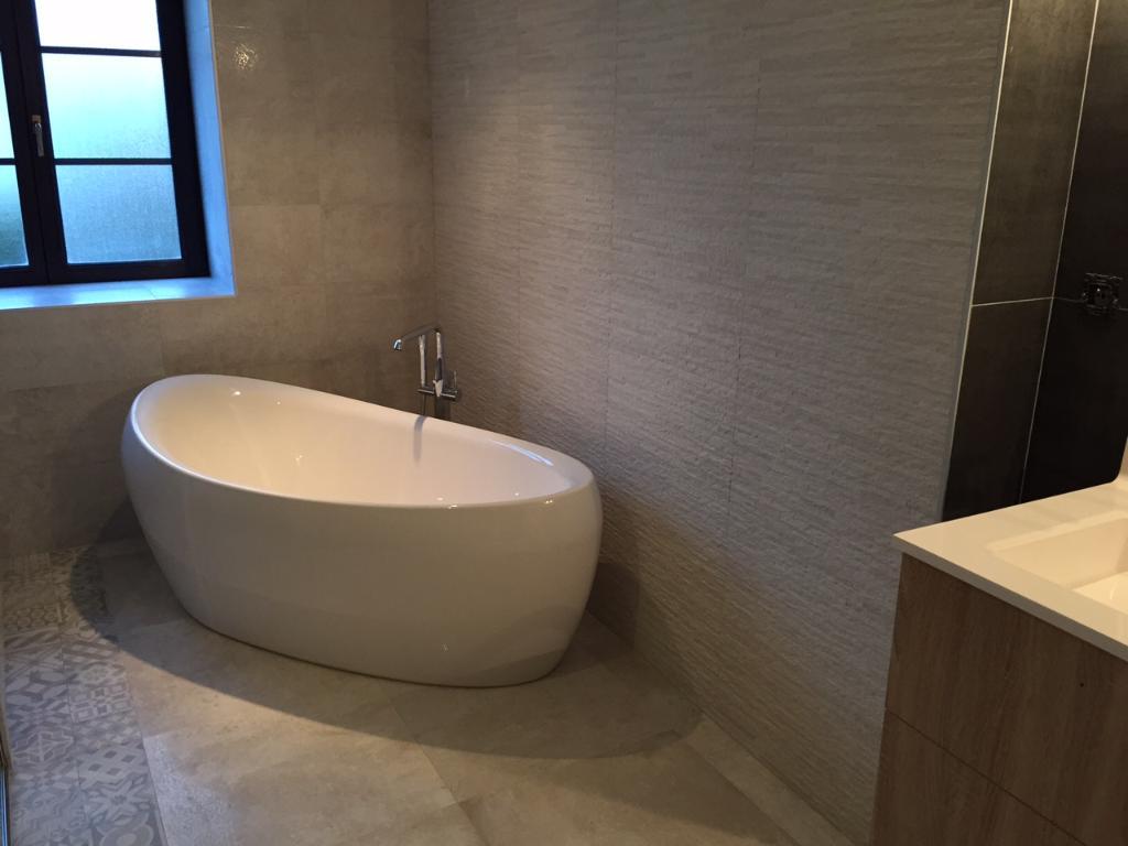 Salle de bain rénovée par Sindt — baignoire îlot